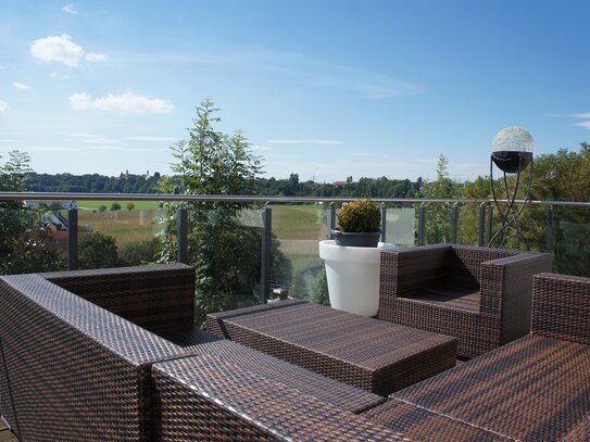 4-Zimmerwohnung in Luxus-Anwesen mit 2-Zimmer-Einliegerwohnung mit gr. Terrasse u.Bergblick/Weitblick bei München in Mü…