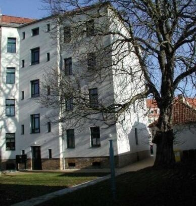 schöne, helle 2 Zimmer-Wohnung mit Einbauküche im 3. OG rechts