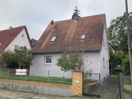 Einfamilienhaus mit Nebengebäude in Fürth-Vach