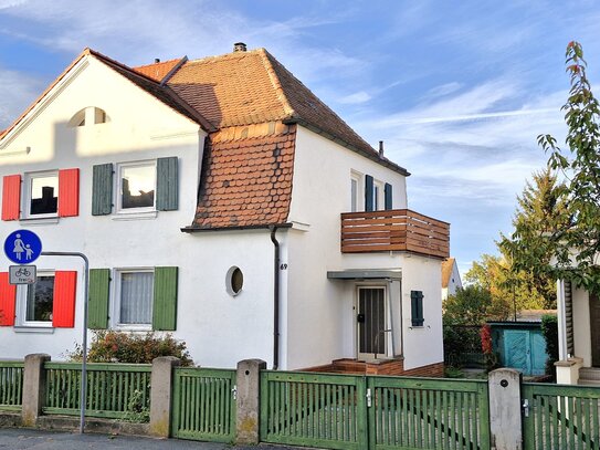 Mit unverwechselbarem Charme: Historische DHH von 1922 mit sonnigem Garten in schöner Wohnlage von Erlangen-Bruck