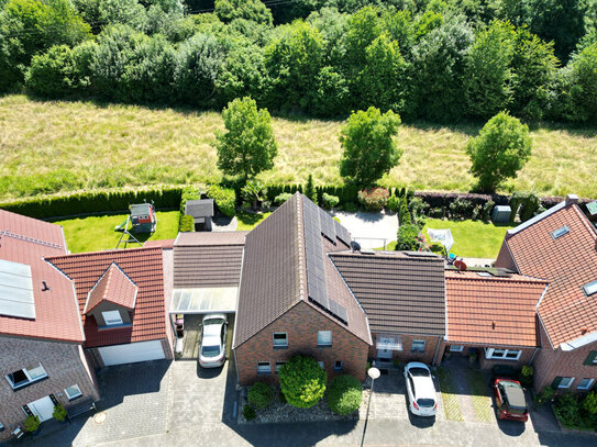 Neuwertiges, energieeffizientes Einfamilienhaus mit Einliegerwohnung und Doppelgarage