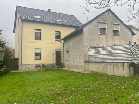 Freist. 4-Fam.-Haus mit viel Wohnfläche und großem Grundstück