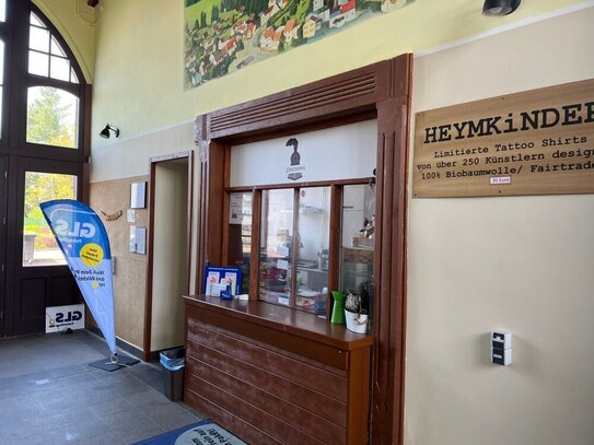 Kiosk im Denkmalgeschützten Bahnhof zum pachten.