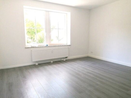 !! Erstbezug nach Sanierung, 2-Zimmer-Wohnung mit Balkon und PKW-Stellplatz !!