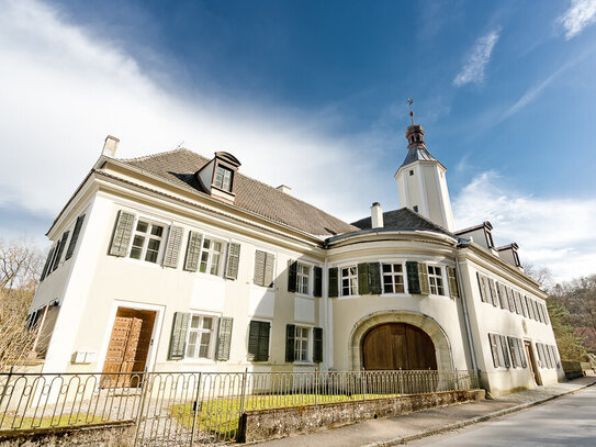 Denkmalgeschützes Schloss im Regensburger Umland!