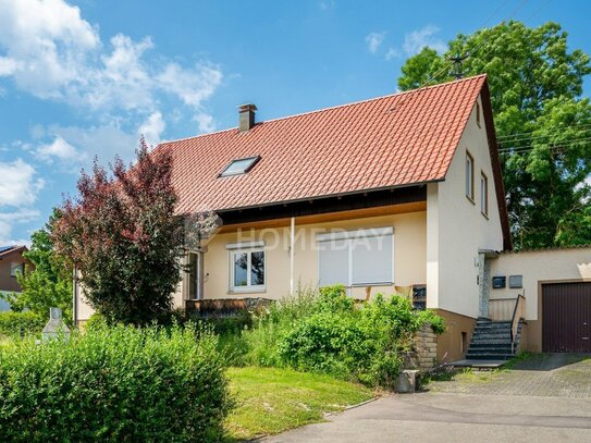 Schöne DG-Wohnung mit 4 Zimmern, Balkon und Garage in ruhiger Lage!