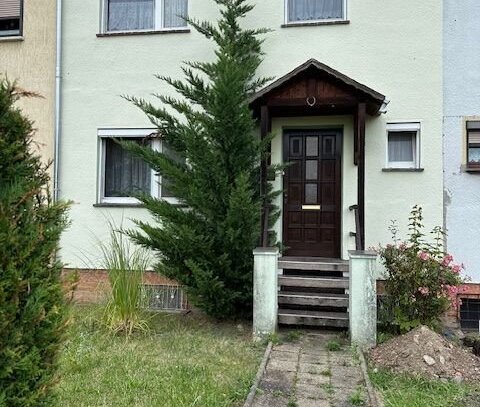 Reihenmittelhaus mit Zufahrt, Garage, Carport und Garten