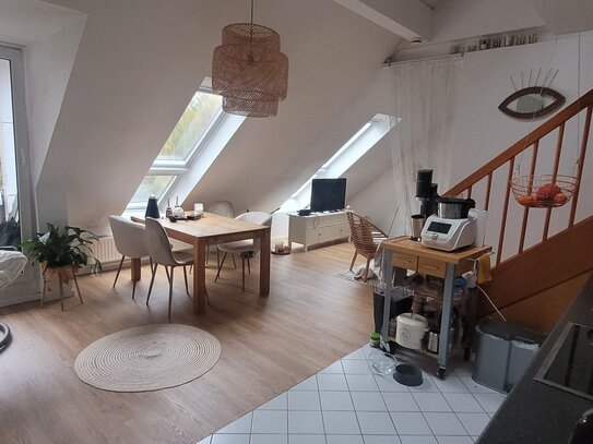 interessante Einraumwohnung mit Galerie, Design-Vinyl-Bodenbelag, gemütlicher West-Balkon, EBK, und Duschbad