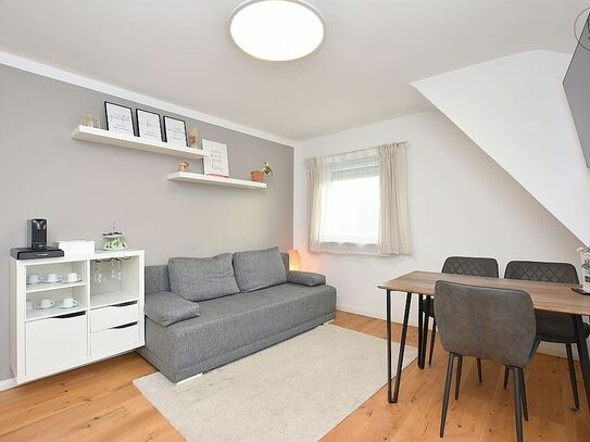 Modern möblierte 2-Zimmer DG-Wohnung mit Internet und PKW-Stellplatz in Schönaich