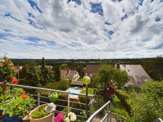 Traumhafte Aussicht garantiert ! Einfamilienhaus mit Pool und Einliegerwohnung im Dachswald