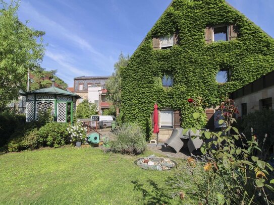 Familienidyll: Sanierungsbedürftiges Einfamilienhaus mit Einliegerwohnung, Garten und Carport