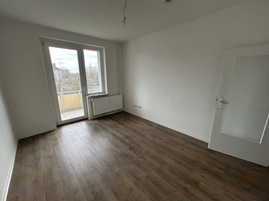 Einmal Neu bitte! Sanierte 2-Zimmer-Wohnung mit Balkon in ruhiger Lage!