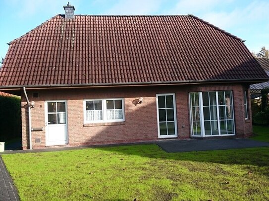 Freistehendes Einfamilienhaus mit Carport, Pkw - Einstellplatz und Abstellraum