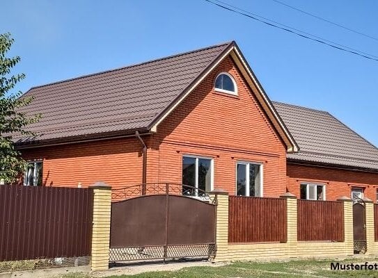 Einfamilienhaus, Garage und Carport