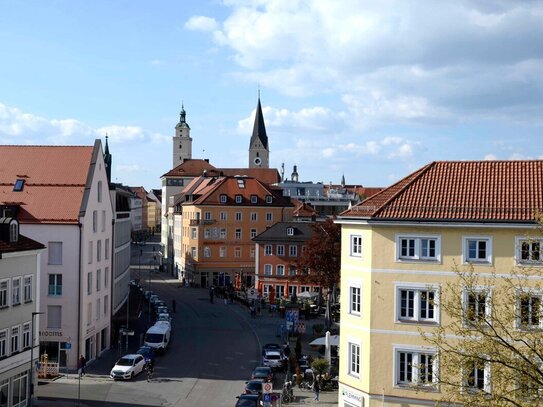 Altstadthaus mit Blick über die Dächer der Stadt und die Donau