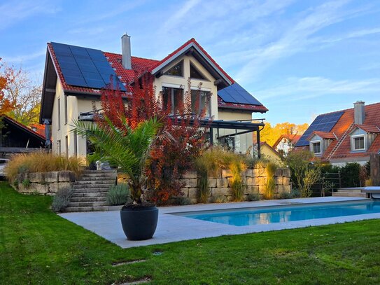 Großzügiges Einfamilien-Haus mit Traumgarten, Pool und unverbaubarer Aussicht