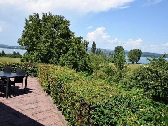 Uneingeschränkter und unverbaubarer Seeblick direkt am Naturschutzgebiet.