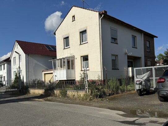 Handwerkerobjekt! Einfamilienhaus mit Garage und Garten, in Northeim direkt