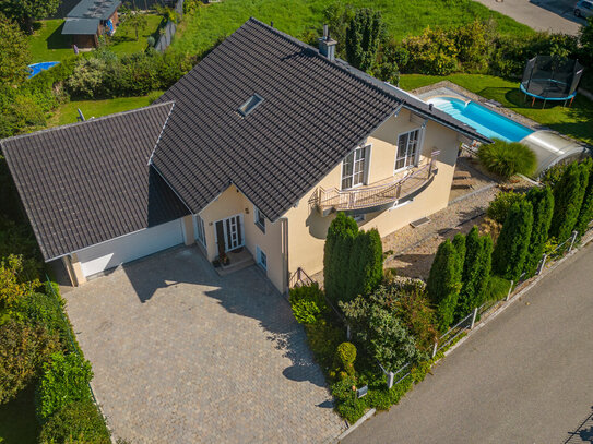 Niedrigenergiehaus mit überdachtem Pool, Wintergarten und großem Grundstück in ruhiger Lage in Eichendorf