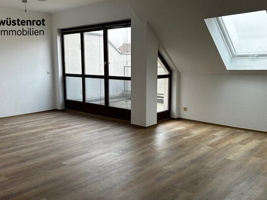 Moderne & frisch renovierte 2-Zimmer-Wohnung mit Einbauküche und Balkon mit Weitblick in Karben