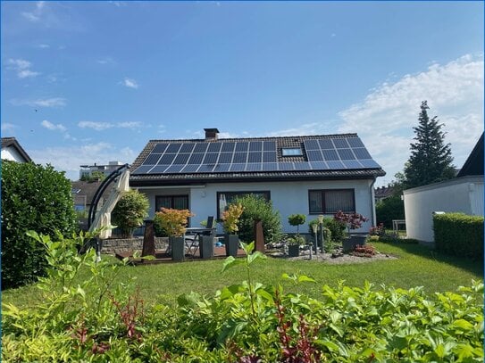 Sehr gepflegtes EFH m. großem Garten, Doppel-Garage und PV-Anlage - BEZUGSFREI !