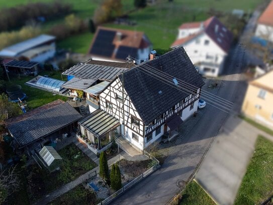 VIEL PLATZ DRINNEN & DRAUSSEN! Charmantes 3-Familien-Fachwerkhaus mit Pool, Wintergarten, Garage