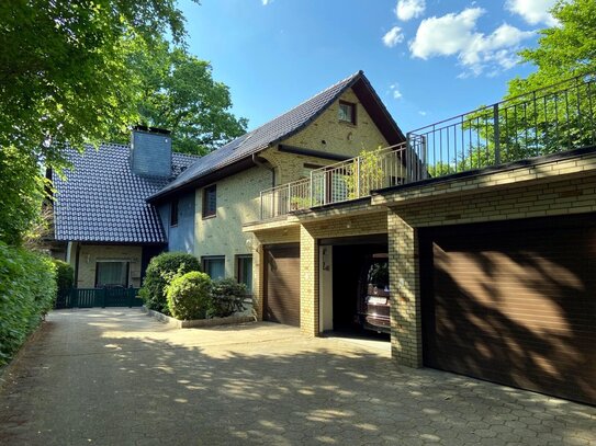 Solides Mehrparteienhaus mit vielen Nutzungsmöglichkeiten und tollem Garten und 3 Garagen in Rissen