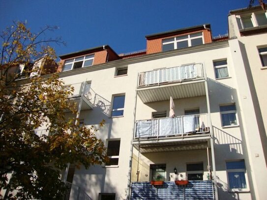 Großer BALKON, neuwertige Einbauküche, ruhige Seitenstraße