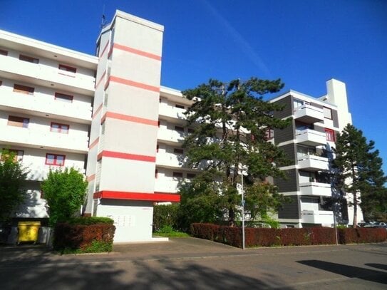 Helle 1- Zi.- Wohnung mit Balkon und 1 Pkw- Stellplatz in der Tiefgarage