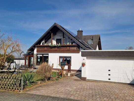 Großzügiges und gepflegtes Dreifamilienhaus - mit wunderschönem großen Garten und Teich