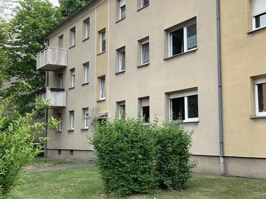 Schöne Wohnung mit einem Fenster im Badezimmer und einem eigenen Kellerraum