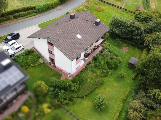 * Reserviert * - Eindrucksvolles Dreifamilienhaus mit Garten und unverbautem Blick in Delliehausen