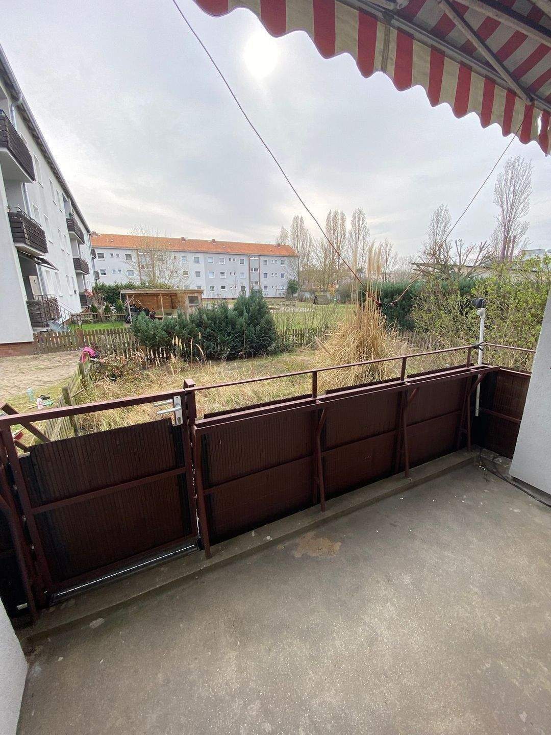 Renovierungsbedürftige 3 Zimmer Wohnung *Loggia mit Garten *Wannenbad mit Fenster *einfache EBK *Abstellraum *Keller - Photo 1