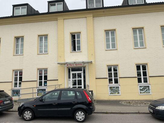 Ladenlokal: Gutgehende Apothekt ohne Ablöse. Übernahme zum 01.10.2024. Andersweitige Nutzung jederzeit möglich.