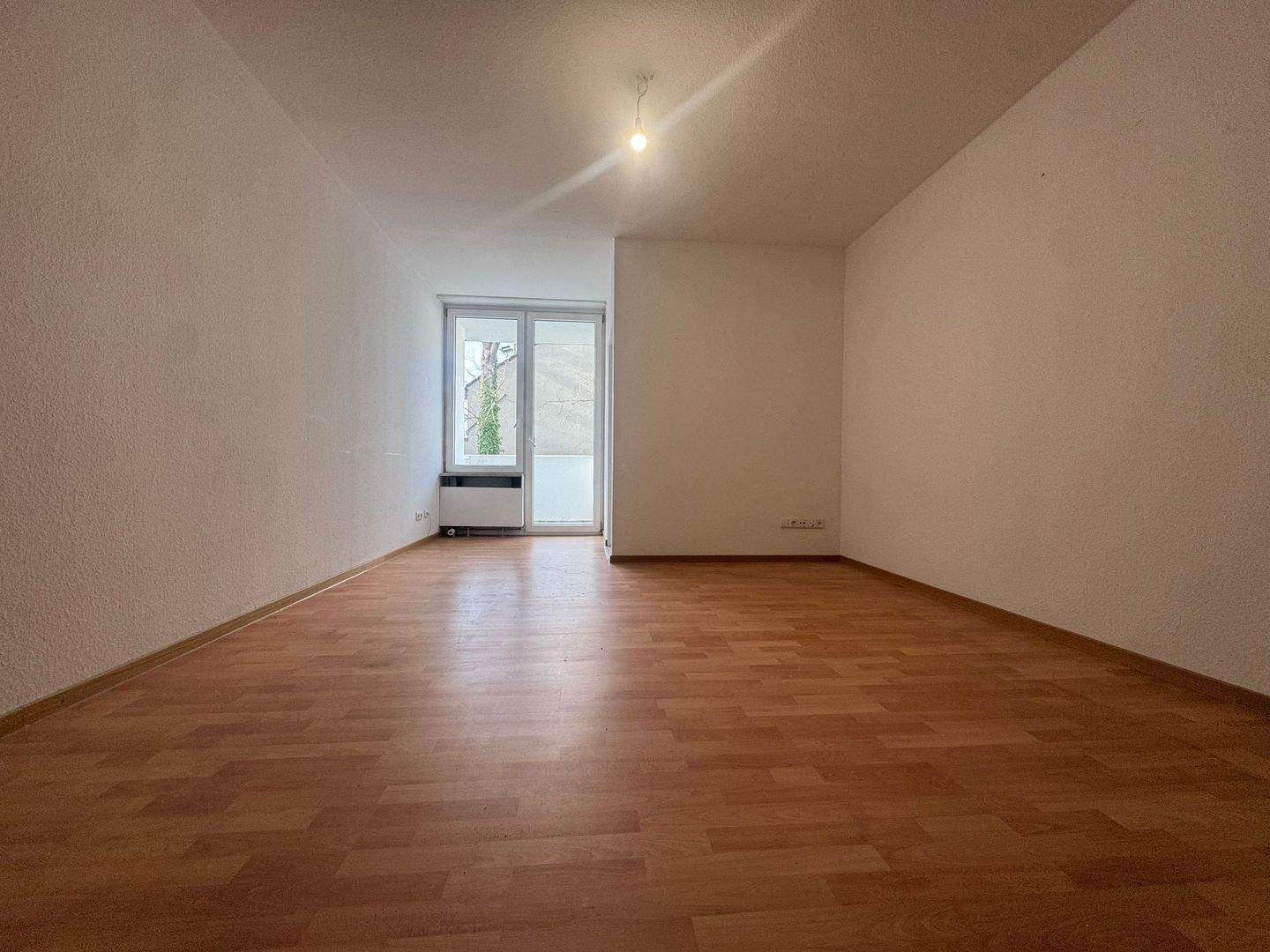 1-Zimmer-Apartment nahe BMW mit Balkon & Tiefgarage