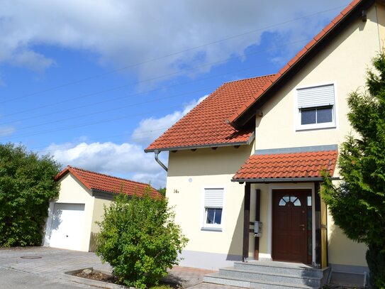 Doppelhaushälfte mit Garage und Nebengebäude