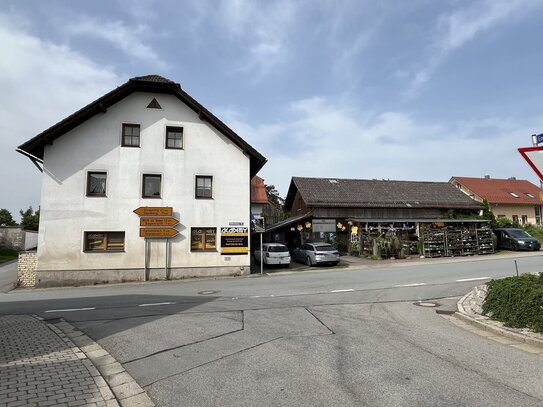 Renditeobjekt in Wiesenfelden. Gepflegtes Mehrfamilienhaus mit Nebengebäude