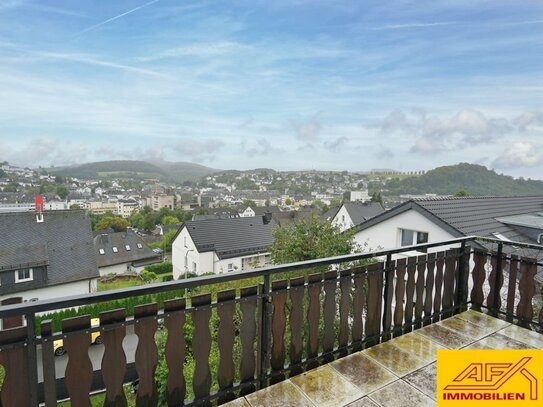 Dachgeschoßwohnung mit Balkon und Garage in ruhiger Lage!