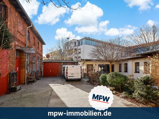 Modernes Wohnen im Bungalowstil kombiniert mit Büro & Werkstatt in eigener Remise