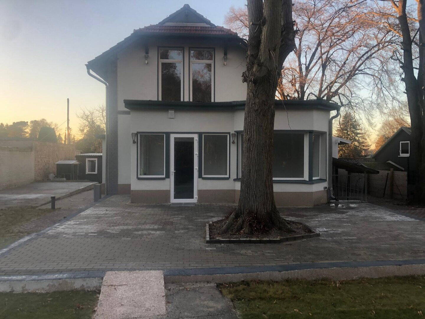 Firmensitz mit 1.300 m² Grundstück + Hof + viele Stellplätze + Büro + Wohnung - Foto 1