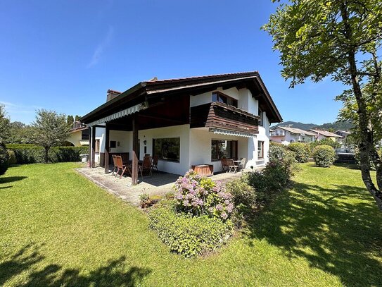 Großzügiges Einfamilienhaus auf traumhaftem Grundstück mit Ausblick auf die Berge