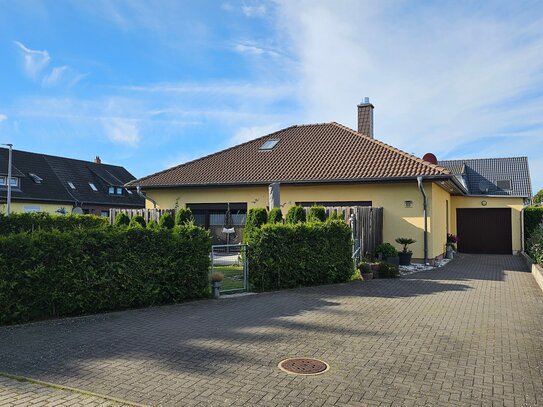 Moderner familienfreundlicher Bungalow ( inkl. Garage, Sonnenterrasse, Kaminanschluss) als Kapitalanlage oder zur Selbs…