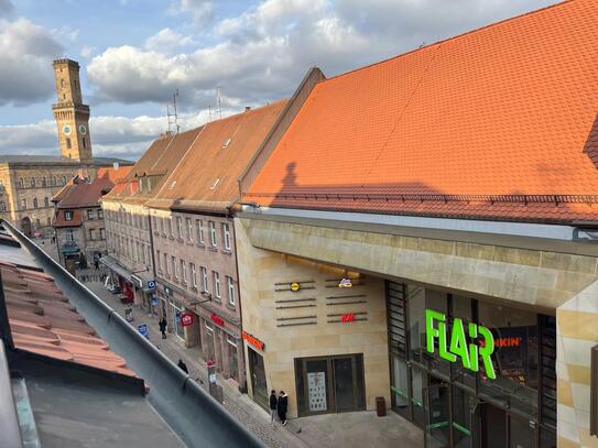 Fürth Fußgängerzone, nah am Rathaus: renovierte, kleine 2-Zimmer-Wohnung im DG mit EBK, weißem Dusch-WC und LED-Deckens…