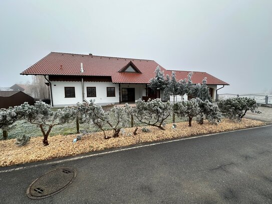 Einfamilienhaus mit Doppelgarage und großem Garten in sehr ruhiger Lage auf dem Land