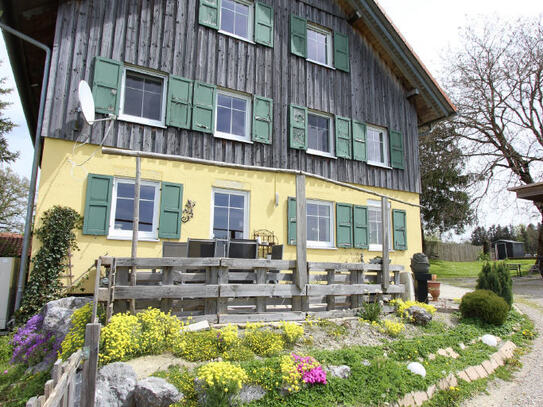 Traumhaft schöne Bauernhof-Hälfte mit herrlicher Fernsicht!