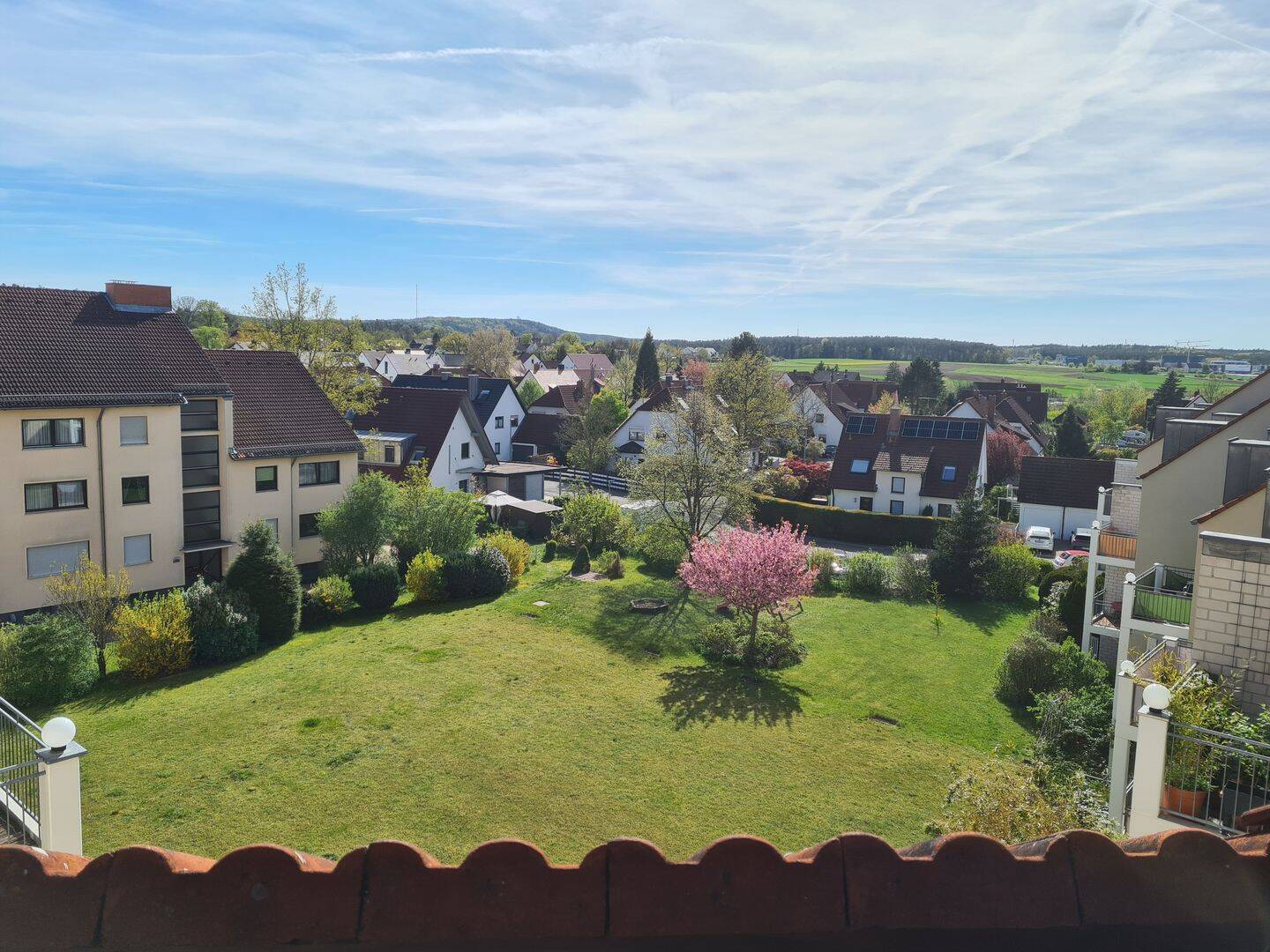                                                               Moderne DG-Wohnung mit Loggia, Weitblick &amp; EBK | sehr hell | 58 m&sup2;                                                       in Nasbach (Schwabach)