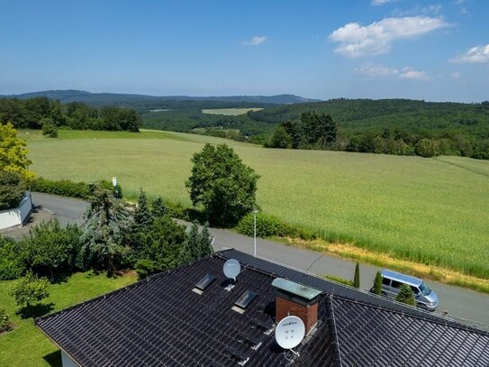 Ruhige Feldrandlage + Herrlicher Taunusblick! - Charmantes Einfamilienhaus im Bungalowstil