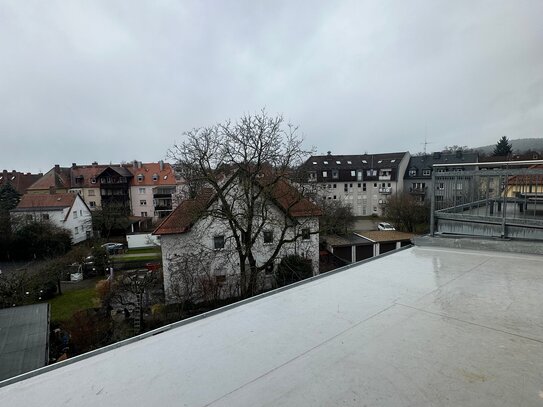 Erstbezug! Helle 4-Zimmer-Wohnung mit Fußbodenheizung, großer Dachterrasse, Tageslichtbad, Gäste-WC, Balkon und Stellpl…