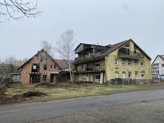 Sanierungsbedürftiges Mehrfamilienhaus und Rohbau auf großem Grundstück in ruhiger Seitenstraße