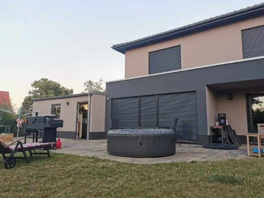 Wunderschöne, moderne 5,5-Zi-Stadtvilla mit Terrasse, Garten und Garage in Beendorf